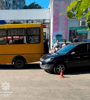 У Кропивницькому легковик зіткнувся з маршруткою