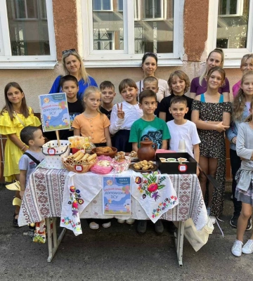 У черкаській школі відбувся ярмарок. Збирали кошти для захисників