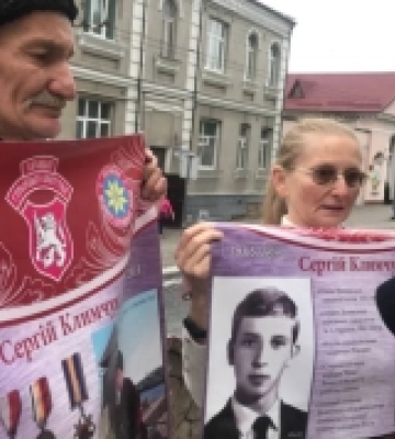 Рідні загиблого лучанина пікетували під міською радою, щоб вулицю в Луцьку назвали на його честь