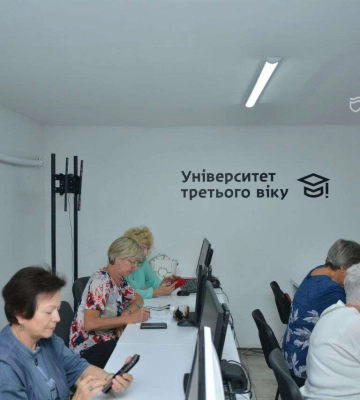 Безкоштовні заняття з вивчення смартфона для відвідувачів «Університету третього віку»: як записатися та чого навчать