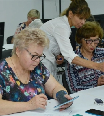 Безкоштовні заняття з вивчення смартфона для відвідувачів «Університету третього віку»: як записатися та чого навчать
