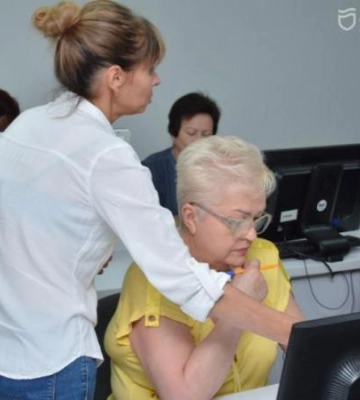 Цифрова грамотність для людей похилого віку: у Дніпрі проводять безкоштовні курси для учасників УТВ