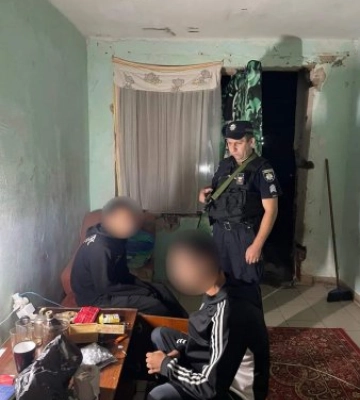 33 згортки фольги: поліцейські охорони Закарпаття затримали чоловіків з речовиною, схожою на наркотики