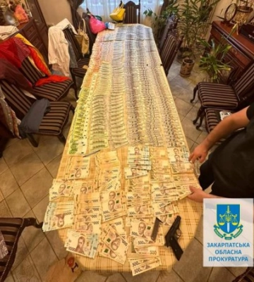 На Закарпатті посадовця бюро судово-медичних експертиз підозрюють в одержанні 1200 доларів хабаря