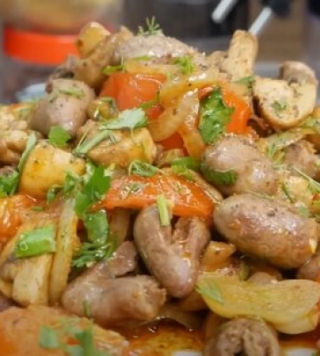Сметут со стола в секунду: как приготовить рагу из куриных сердечек и овощей