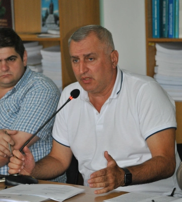 На Монастирському кладовищі Полтави люди блукають, шукаючи могилки своїх рідних, а зламані деревами пам&#039;ятники створюють&amp;hellip;