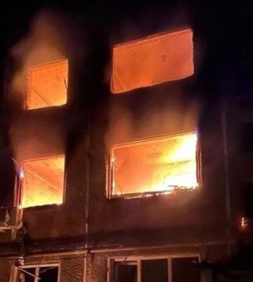 Росіяни завдали авіаракетного удару по Авдіївці на Донеччині: зруйновано п’ятиповерхівку
