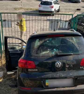 В Киеве водитель кроссовера стукнул два автомобиля и въехал в ограждение, фото