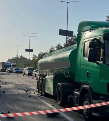 Смертельна ДТП у Києві: таксі в’їхало у легковик, а потім протаранило безнзовоз