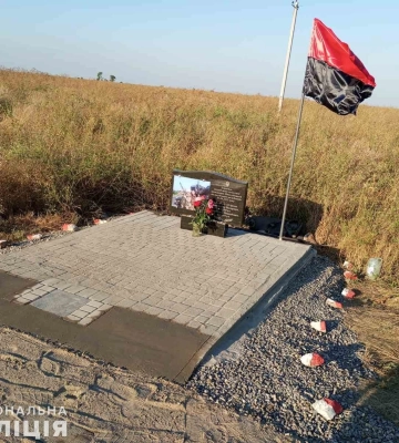 Поліцейські встановлюють зловмисників, які пошкодили пам’ятний знак загиблих на війні військовослужбовців