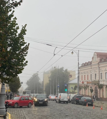 Чернівці накрив туман, температура повітря +13