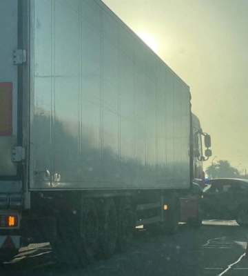 У Дніпрі на Набережній Заводській сталася аварія: рух ускладнено