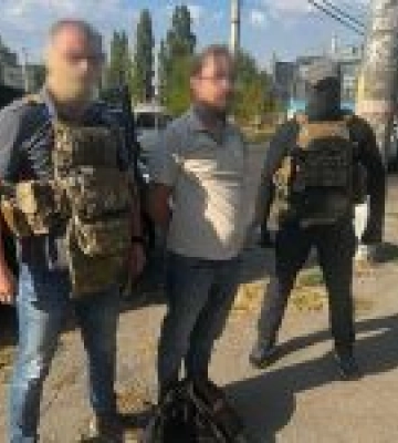 СБУ затримала у Херсоні священника УПЦ МП, який торгував російською зброєю та боєприпасами