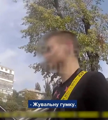 &quot;Жевал жвачку&quot;: в Киеве водитель, вероятно, съел наркотики, когда его патрульные остановили для проверки. Видео