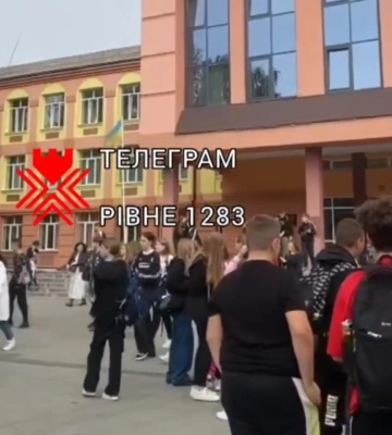 З трьох шкіл у Рівному евакуювали всіх дітей