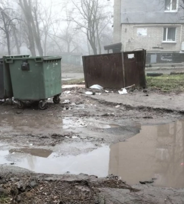 “Допливи додому та не втопись”: мешканці Дніпра скаржаться на розбите покриття вулиці (Фото)