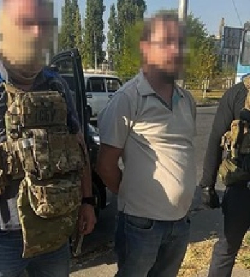 В Херсоні священник УПЦ МП торгував російською зброєю прямо на будівництві храму: фото і відео затримання