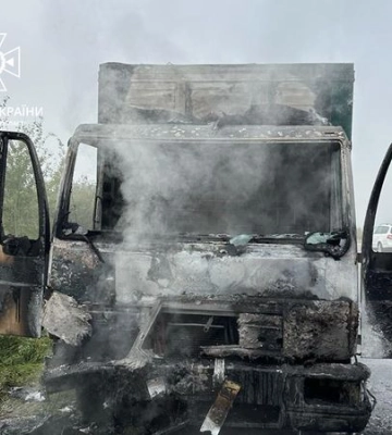 На трасі біля Львова під час руху загорілася вантажівка MAN