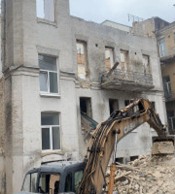 У столиці по вул. Рейтарській знову почали розбирати будинок Київського повітового земства 