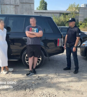 Продавали военным автомобили, которые безвозмездно получили за границей: ДБР разоблачили супругов из Киева. ВИДЕО