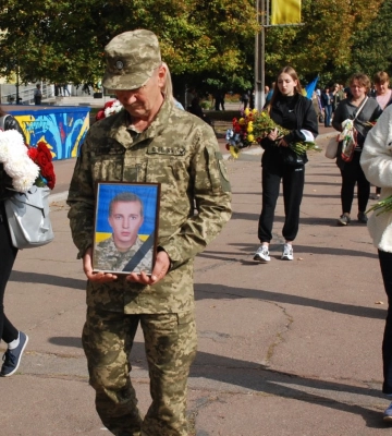 У Шостці попрощалися зі своїм земляком, захисником Батьківщини