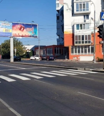 На вулиці Ріхтера в Одесі оновлюють дорожню розмітку