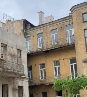 У столиці по вул. Рейтарській знову почали розбирати будинок Київського повітового земства 