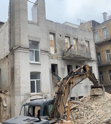 У столиці по вул. Рейтарській знову почали розбирати будинок Київського повітового земства 
