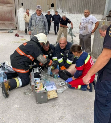 На Чернігівщині працівники впали у шахту загрузки зерна, є загиблий