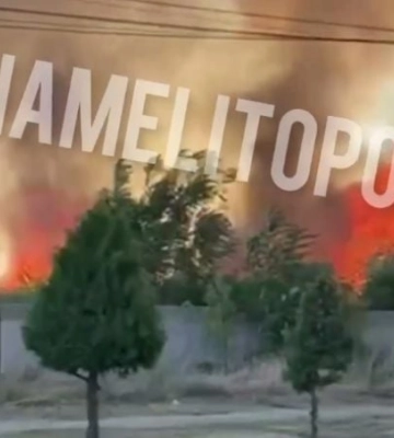 На центральном проспекте в Мелитополе пылает масштабный пожар - стена огня и дыма поднимается на десятки метров (видео)