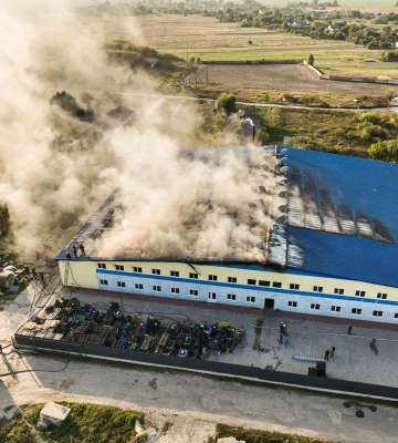 На Київщині палає підприємство з вирощування грибів