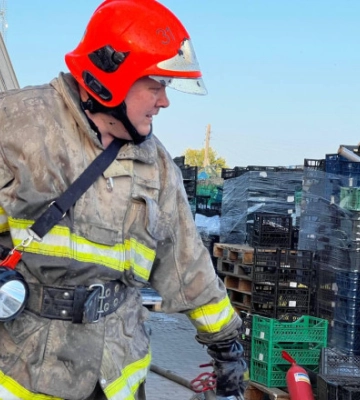 На Київщині горіло підприємство з вирощування грибів: полум&#039;я охопило близько 1600 кв. м