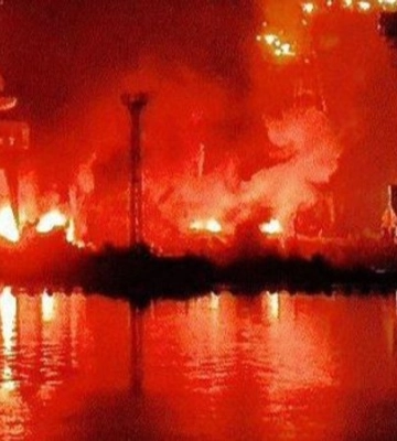 Морський завод у вогні. Соцмережі та Reuters показали наслідки нічних вибухів у Севастополі — фото, відео