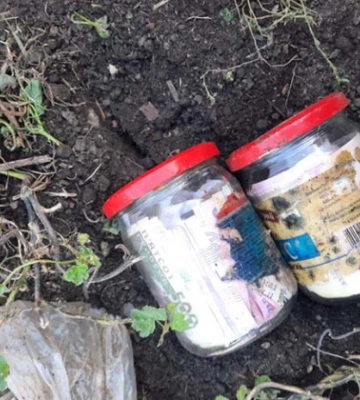 На Тернопільщині поліцейські перекопали територію заявниці аби знайти її банки із грошима