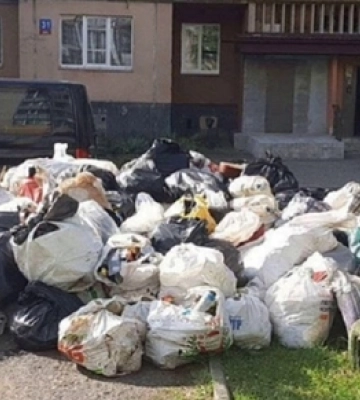 Таргани та сморід в під'їзді: у Луцьку чоловік розвів сміттєзвалище у квартирі 
