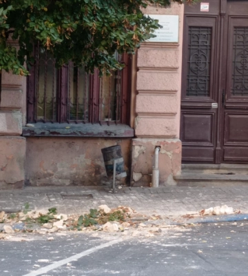 У середмісті Чернівців знову відвалився величезний шмат фасаду на тротуар