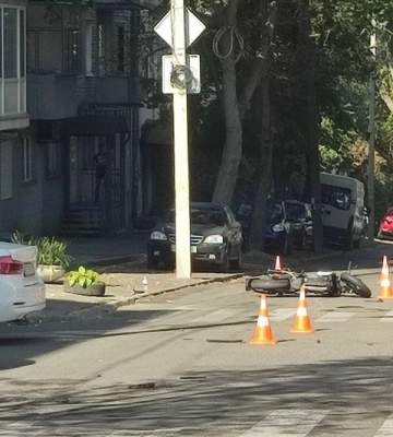 У Дніпрі водій BMW на перехресті збив мотоцикліста