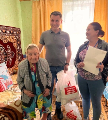 На Кіровоградщині переселенці отримують гуманітарну допомогу від Волонтерського штабу «Українська команда» 