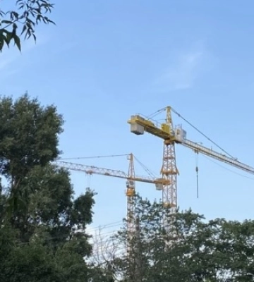 У Бучі відновлюють багатоповерхівку на одній із найбільш постраждалих від боїв вулиць
