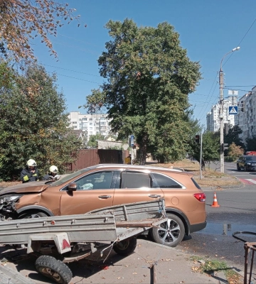 Унаслідок аварії в Черкасах перекинувся автомобіль (ФОТО)