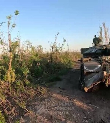 Штурмовики евакуйовують пореного бійця під артобстрілом окупантів поблизу Бахмуту. ВIДЕО