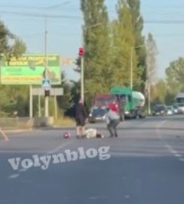Загорівся мотоцикл: у ДТП на Волині постраждали люди. Відео