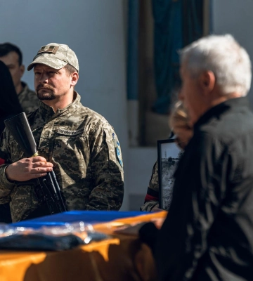 Прощання з загиблим воїном та декомунізація трьох районів Полтави — головне за 27 вересня