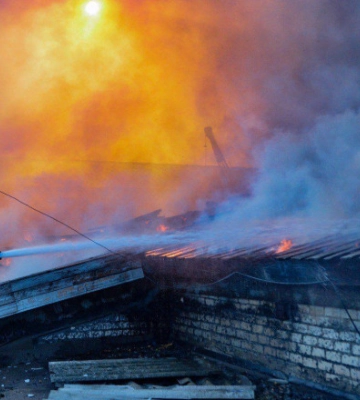 У Херсоні росіяни обстріляли два підприємства. Цілили по ним декілька разів — ДСНС