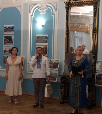 У Миколаївському драмтеатрі відкрилася фотовиставка &quot;Незламні півдня&quot;