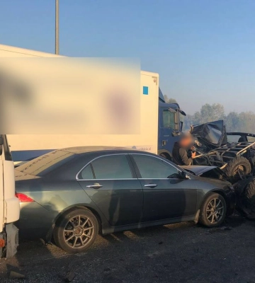 У ДТП на трасі Київ-Харків зіткнулися три вантажівки та три легковика