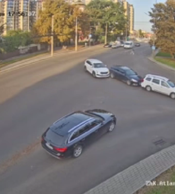 Пошкоджено три автомобілі: показали момент ДТП на Рівненській у Луцьку