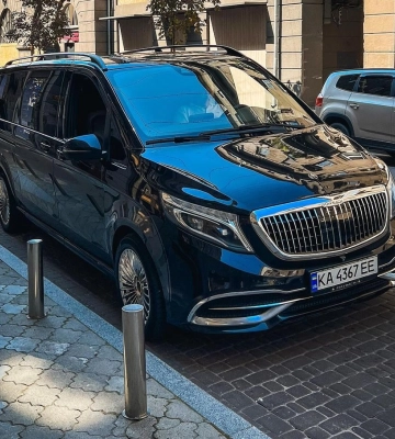В Киеве заметили уникальный минивэн Mercedes Maybach 
