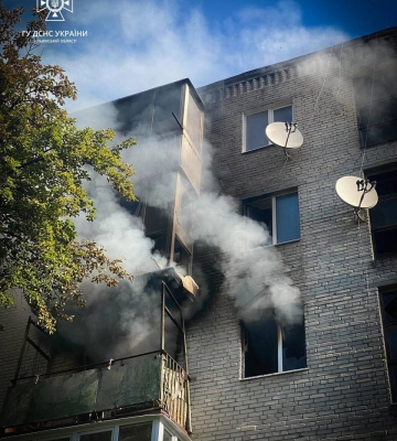 З вікна 3-го поверху вистрибнув хлопець: горить квартира в багатоповерхівці на вулиці Зеленій у Львові