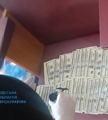 Посадовець Одеського рибпатруля щомісяця збирав по 240 тисяч гривень &quot;данини&quot; з підприємців, - ФОТО